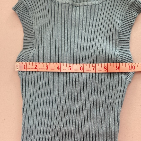 Unbranded, V28? From Amazon, Stretch Knit, Sleeveless Turtle Neck Top. Size M - Picture 4 of 7